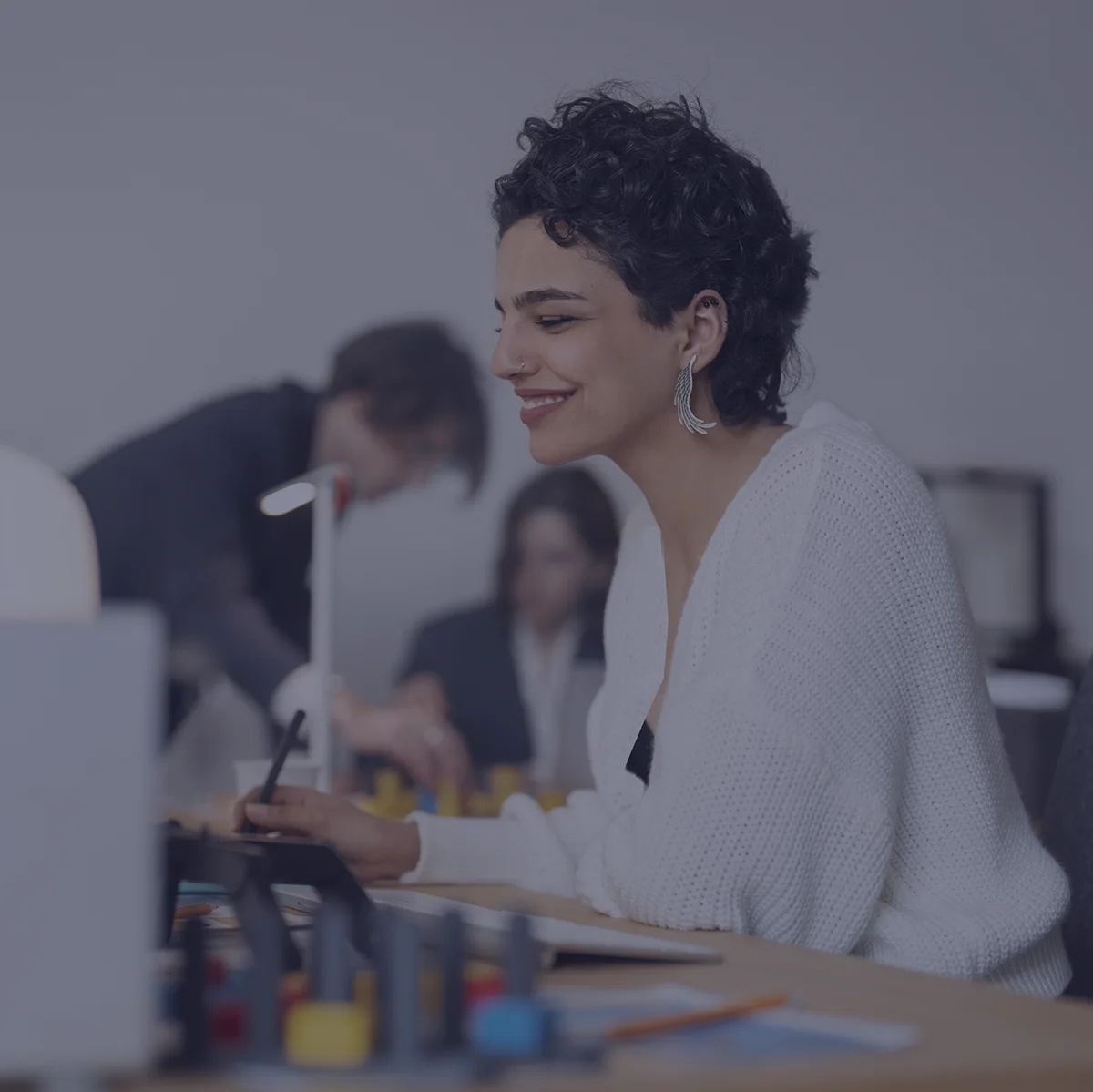 Apprendistato Brescia, vantaggi per aziende. Ragazza alla scrivania durante il corso professionalizzante