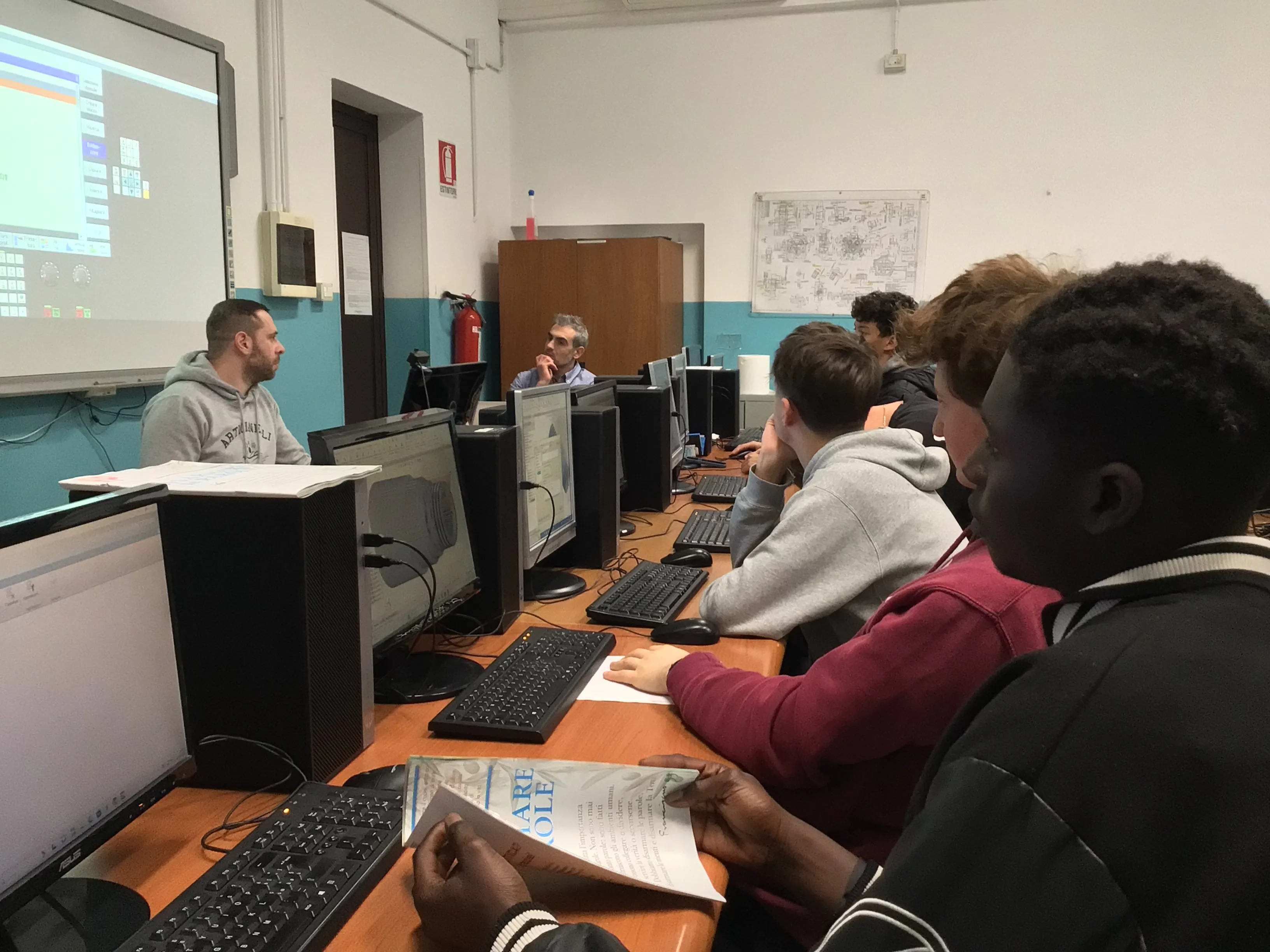 Studenti impegnati in un lavoro di progettazione e prototipazione al pc, nell'ambito della robotica.