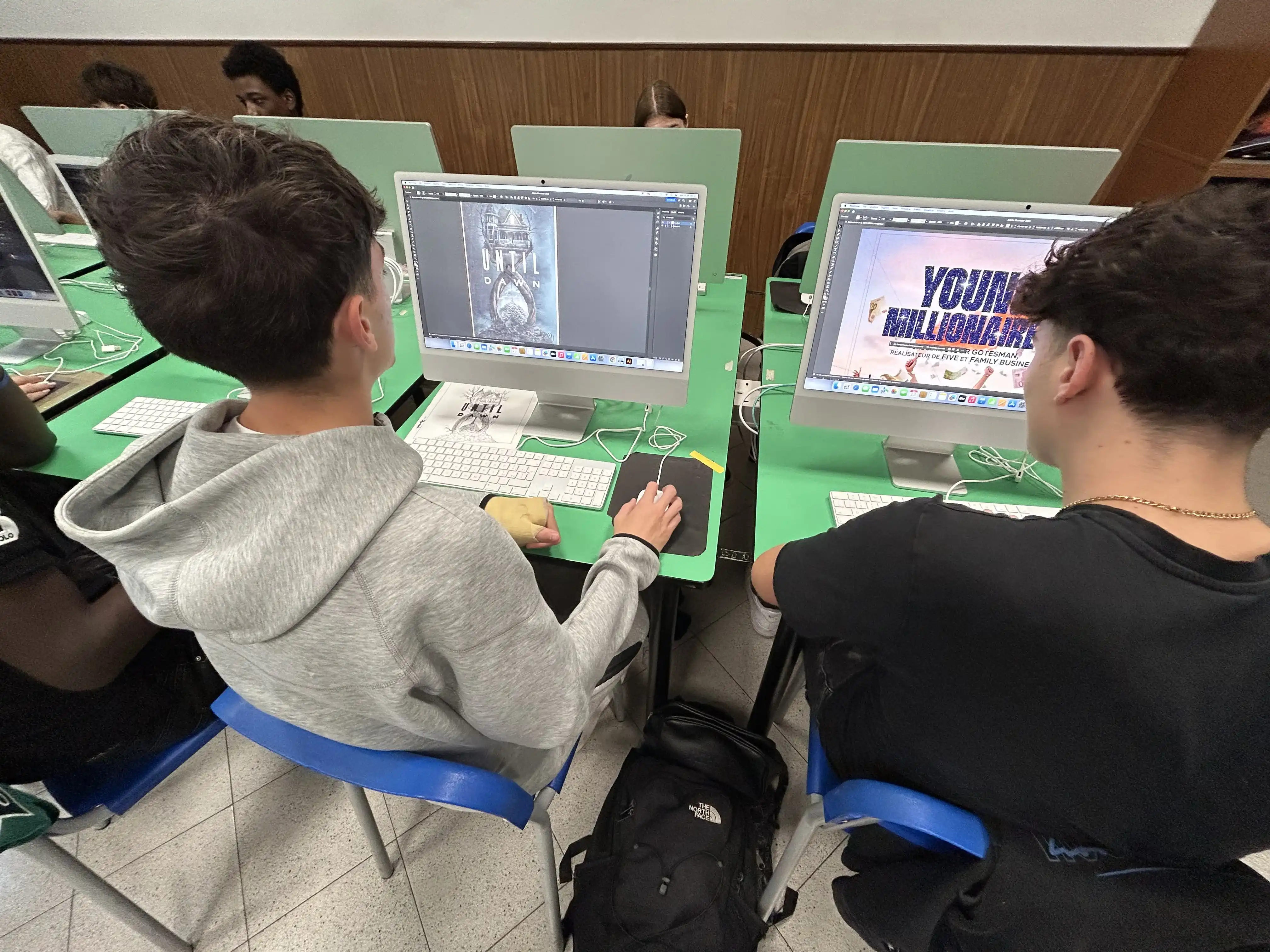 Ragazzo lavora sul suo Imac utilizzando software di grafica come Adobe Photoshop. 