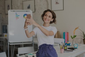 Social media manager in ufficio che elabora contenuti social