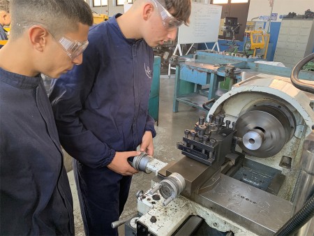 Studenti al tornio manuale in laboratorio