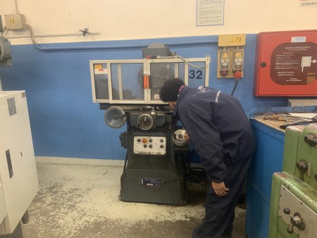 Uno studente in tuta da lavoro 